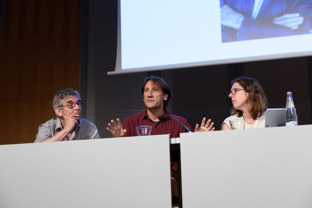 Paul Wouters, Ismael Rafols & Sarah de Rijcke explaining their approach to Arie Rip (winner of the 4S Mentoring award) Photograph by Govert Valkenburg